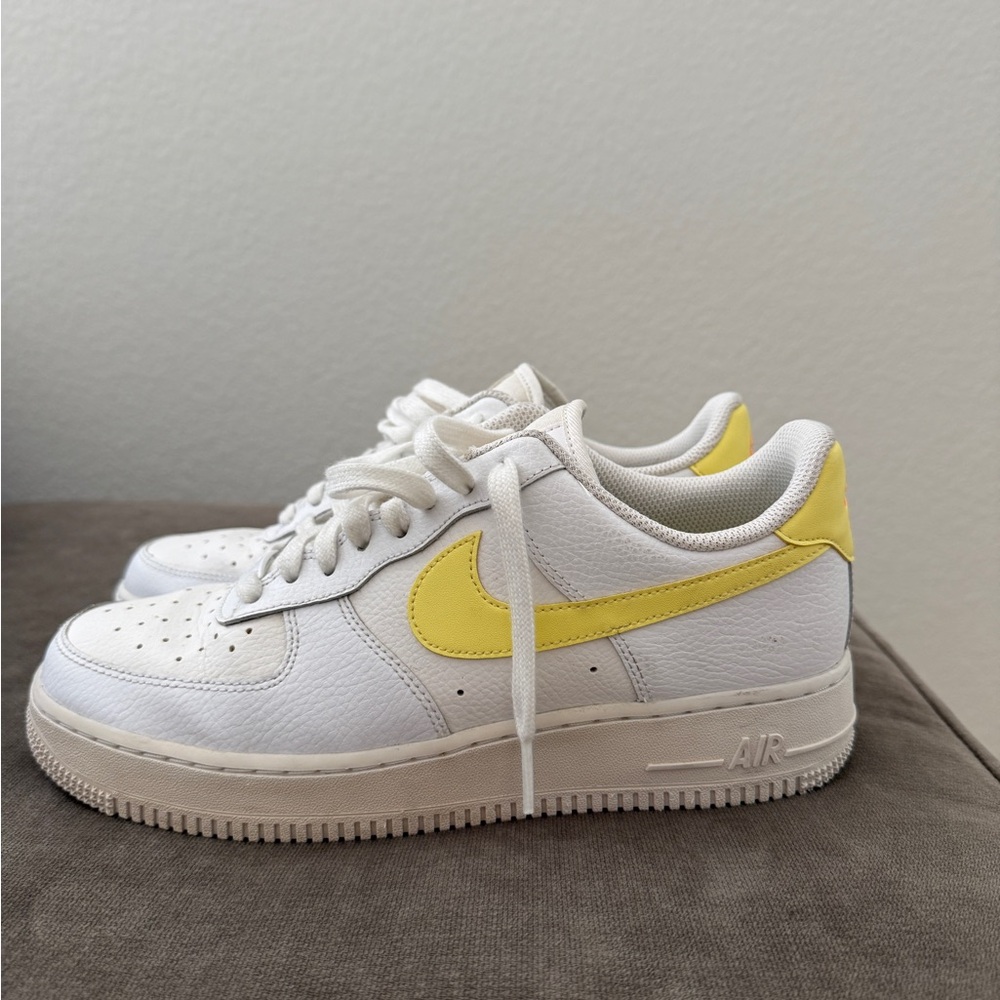 WOMENS Nike Air Force 1 Low '07
White Citron